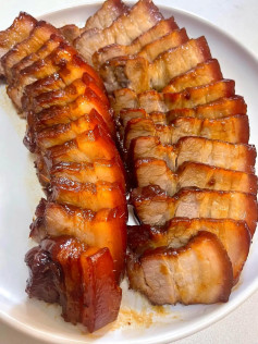 Thịt ba chỉ kho nước dừa mềm ngọt, màu cánh gián đẹp mắt, cách làm đơn giản tại nhà