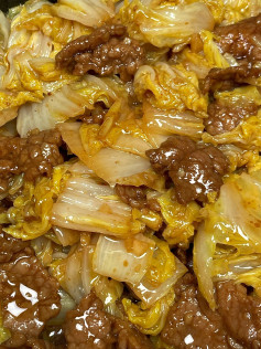 Thịt bò thái lát xào cải thảo sốt nâu đậm đà, ăn kèm cơm trắng nóng hổi