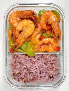 Thực đơn cơm văn phòng: Cơm gạo lứt, Tôm xào ớt chuông và ức gà xào nấm