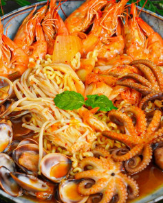 Tô Mì Cay Kim Chi Hải Sản Nóng Hổi Với Tôm, Bạch Tuộc Và Ngao