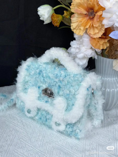 Tofu Handbag Crochet Pattern: Blue and White Fuzzy Bag Tutorial with Step-by-Step Chart