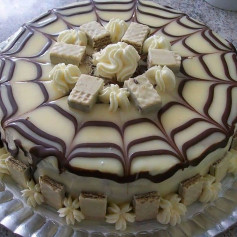 Torta de Bis Maravilhosa com cobertura de chocolate meio amargo e chantilly