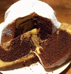 Torta Pandoro Variegata: Ricetta con impasto bianco e cioccolato, decorata con zucchero a velo