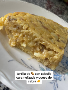 Tortilla de patata con cebolla caramelizada y queso de cabra