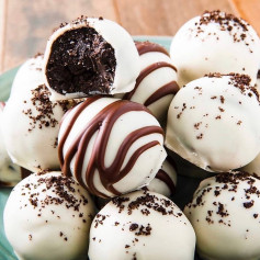 Trufa de Oreo: Bolas de biscoito Oreo com recheio de cream cheese, cobertas com chocolate branco e meio amargo