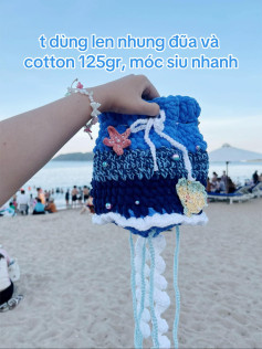 Túi móc len hình sứa biển màu xanh dương, trang trí sao biển và hạt ngọc trai