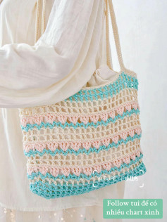 Túi xách móc len sọc ngang màu xanh, hồng và kem kèm bảng chart hướng dẫn chi tiết