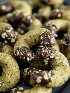 Vegane Kürbiskern-Kipferl mit Schokospitzen