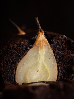 Veganer Schoko-Gewürzkuchen mit versunkenen Birnen