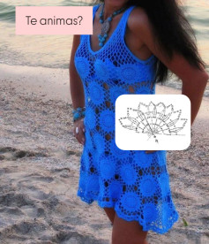 Vestido de crochet azul con patrón de flores