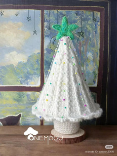 White Christmas Tree Crochet Pattern with Star Topper and Beads