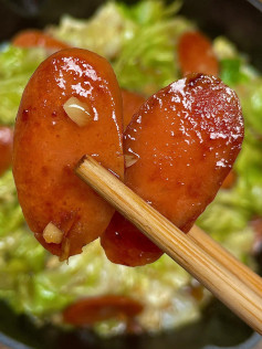 Xào bắp cải với xúc xích và tỏi băm, món ăn ngon đơn giản