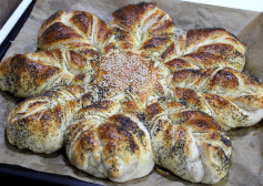 Zvijezda pogaca - Star bread with poppy seeds and sesame