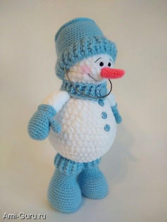 Amigurumi Crochet Snowman Doll Pattern with Blue Hat and White Body