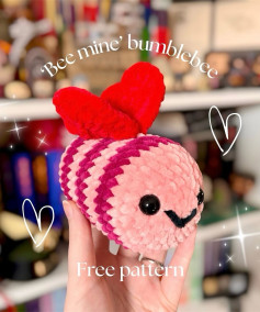 'Bee mine' bumblebee: Free pink amigurumi crochet pattern with red wings by littlebeanloops
