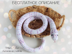 Бесплатное описание амигуруми: вязаная игрушка змейка с разноцветной пряжей, пошаговая инструкция