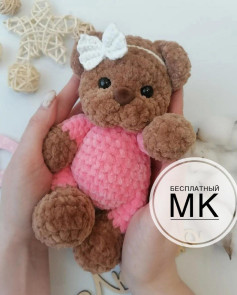 Бесплатный МК по вязанию амигуруми медвежонка в розовом платье и белой ленте