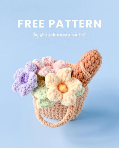 Free Crochet Pattern: Cute Pastel Flower Basket with Baguette by Duckhouse Crochet