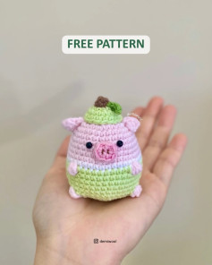 Free Crochet Pattern for Cute Mini Pig Amigurumi Doll with Hat