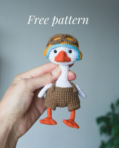 Free crochet pattern for pilot's hat, glasses and amigurumi duck doll