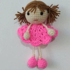 Hướng dẫn chi tiết cách móc búp bê amigurumi dễ thương với váy hồng và vàng, kèm sơ đồ từng hàng