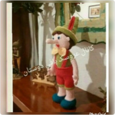 Hướng dẫn chi tiết cách móc búp bê Pinocchio với mũi dài, mũ xanh và quần đỏ