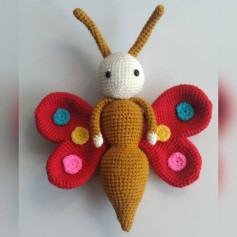 Hướng dẫn chi tiết cách móc len búp bê bướm amigurumi với thân màu vàng và cánh đỏ