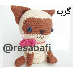 Hướng dẫn chi tiết cách móc len búp bê mèo (Amigurumi Cat) màu nâu kem với nơ hồng, bao gồm các bước làm đầu, tai, đuôi và chân tay
