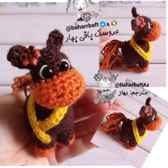 Hướng dẫn chi tiết cách móc len con ngựa nhỏ màu nâu cam, bao gồm danh sách nguyên liệu và các bước thực hiện từng phần