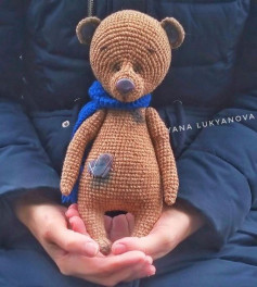 Hướng dẫn móc len gấu bông amigurumi với khăn quàng xanh và vá, sử dụng chỉ Alize Real 40 Angora