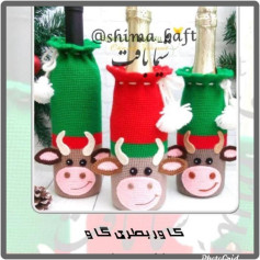 Hướng dẫn móc len vỏ chai rượu hình đầu bò (Cow Bottle Cozy) với màu sắc Giáng sinh