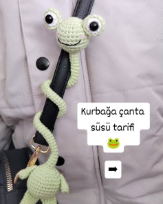 Kurbağa çanta süsü amigurumi tarifi - Manken bağlama krokisi