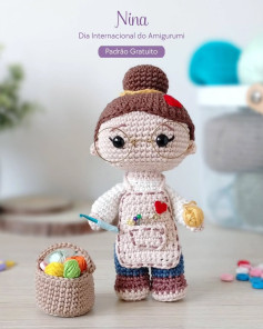 Padrão Gratuito de Amigurumi Nina: Búp bê Móc Len Mặc Áo Yếm và Kính