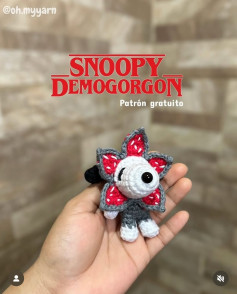 Patrón gratis de amigurumi Snoopy Demogorgon: perro blanco con pétalos rojos y gris inspirado en Stranger Things