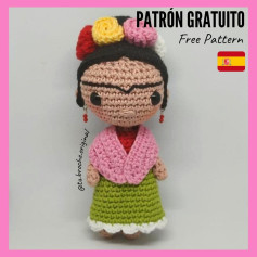 Patrón Gratuito Amigurumi Frida Kahlo - Búp bê móc len dễ thương với hoa trên tóc, khăn quàng hồng và váy xanh lá