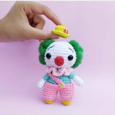 Patrón Gratuito Amigurumi Payasito Piolini: Guía de Tejer Búfete con Sombrero Amarillo y Pantalones Rosas