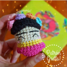 Patrón gratuito de amigurumi Frida Kahlo estilo Tsum Tsum con flores en el pelo