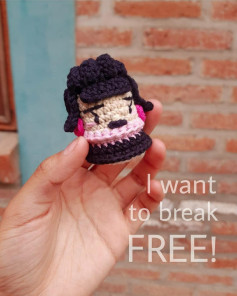 Patrón gratuito de amigurumi Tsum Tsum Freddie Mercury Nunero con cabello negro y detalles rosa