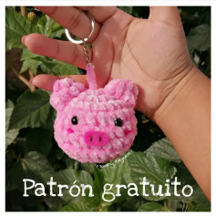Patrón gratuito de llavero cerdito rosa hecho con lana chenille y crochet