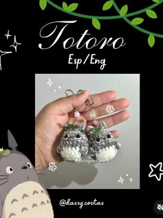 Patrón gratuito de Totoro Amigurumi en Chenille, llavero gris y crema con instrucciones paso a paso