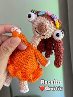 Receita Gratuita Amigurumi Namorada do Sid: Búp bê móc len mặc váy cam, tóc dài
