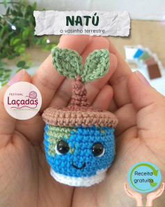 Receita Gratuita Natú: Amigurumi Vasinho Terrestre com Plantinha e Olhos Doces