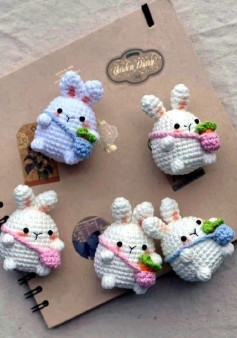 Схема вязания крючком кролика с сумкой и морковкой (amigurumi)