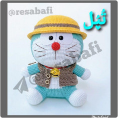 Sơ đồ móc len búp bê Doraemon (Amigurumi) với mũ vàng và áo vest