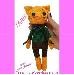 TURUNÇU KEDİ: Móc len búp bê mèo màu cam với áo xanh và quần nâu