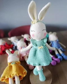 Ücretsiz Tavşan Amigurumi Tarifi: Elbise, Fiyonk ve Saç Bandı Yapım Adımları